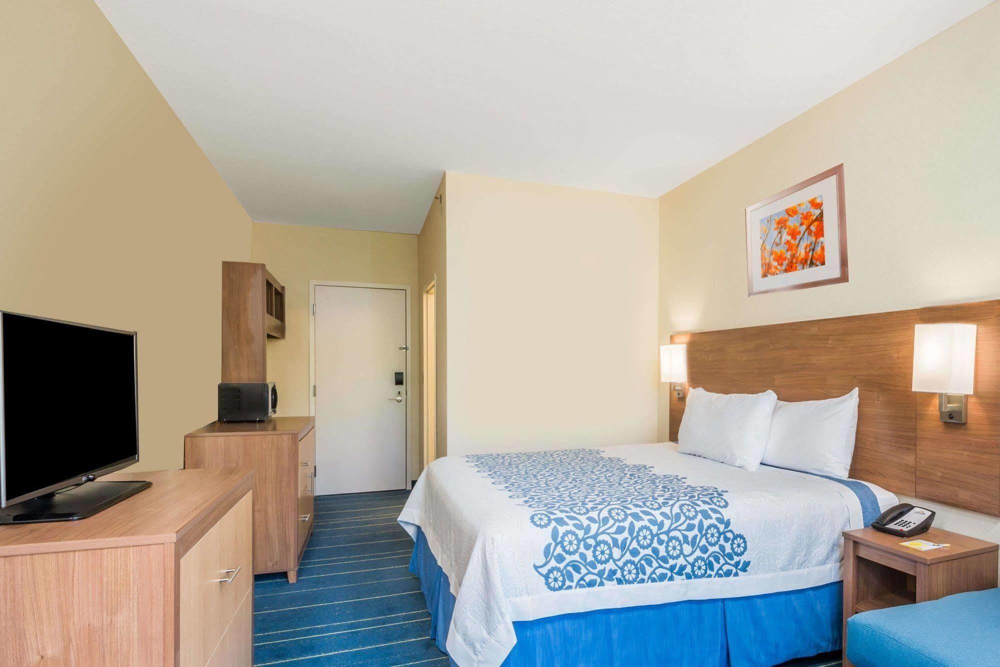 Days Inn By Wyndham Cadiz מראה חיצוני תמונה