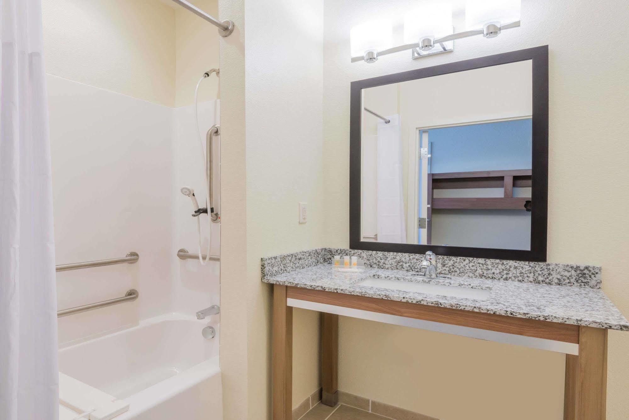 Days Inn By Wyndham Cadiz מראה חיצוני תמונה